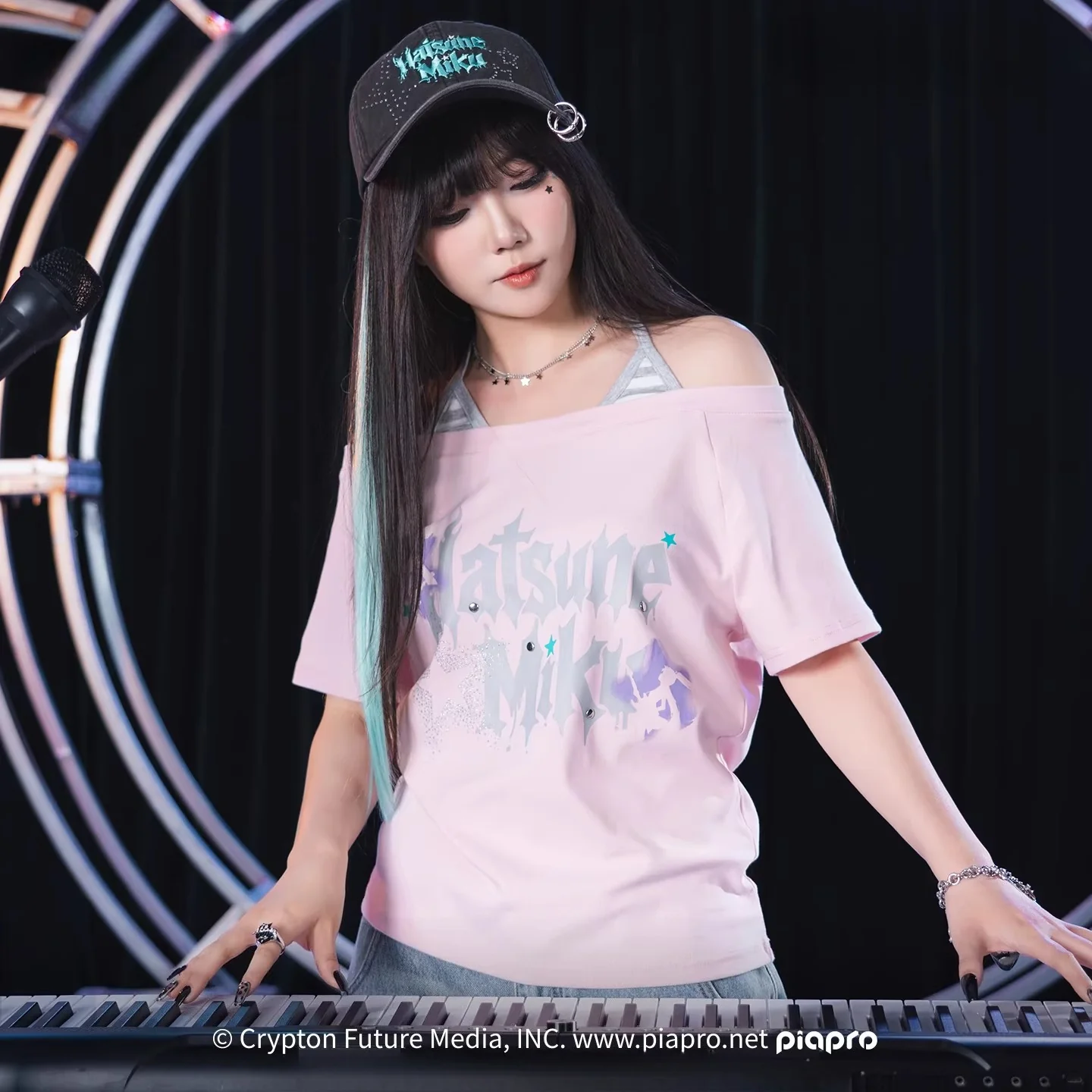 Official Hatsune Miku Rock Future Vintage Off-Shoulder Cropped T-Shirt for Women, Loose-Fit Top
